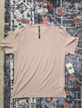 NWT Vuori Men's Soft T-shirt